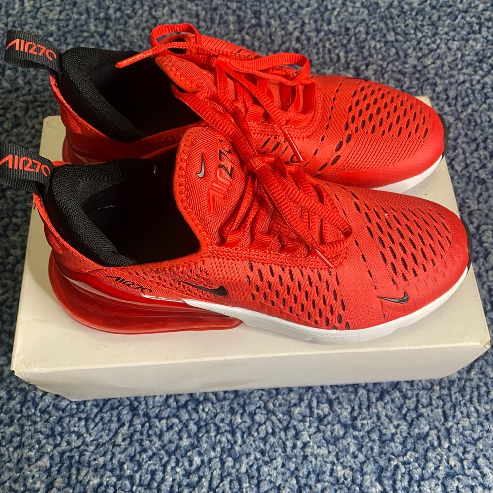 NIKE 270